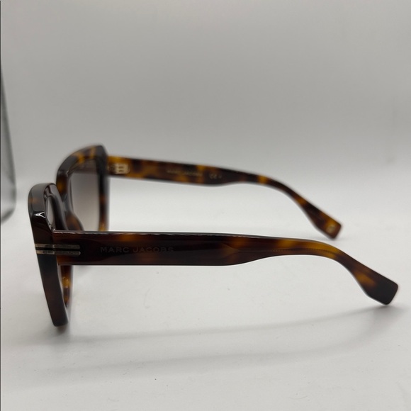 Marc Jacobs Brown Tortoise Sunglasses no case display picture 3